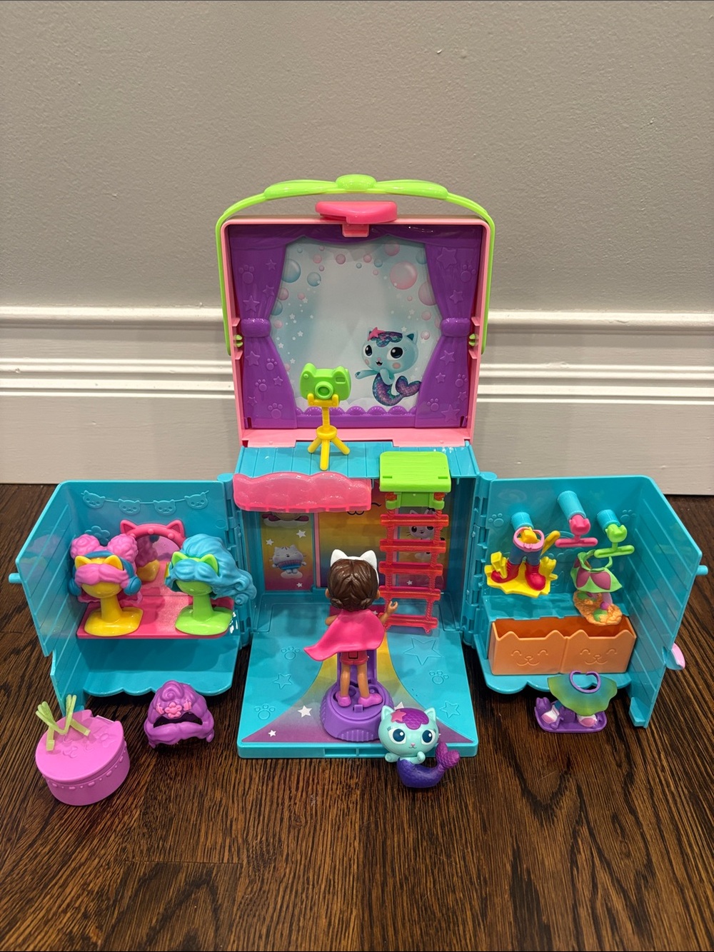 Gabby’s Dollhouse Dress-Up Closet Portable Playset, with Gabby & MerCat figures - Picture 4 of 8